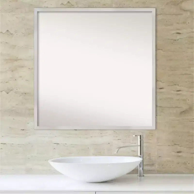 Miroir mural carré moderne en bois argenté Svelte de 28 po x 28 po d'Amanti Art, avec accessoires de fixation inclus