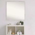 Miroir mural carré moderne en bois argenté Svelte de 28 po x 28 po d'Amanti Art, avec accessoires de fixation inclus