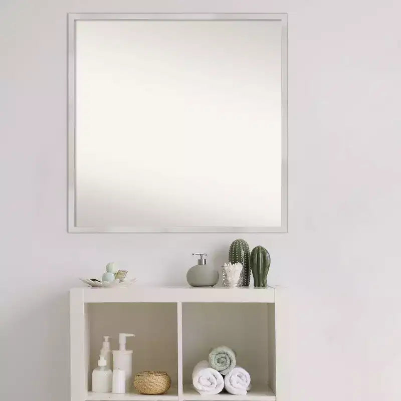 Miroir mural carré moderne en bois argenté Svelte de 28 po x 28 po d'Amanti Art, avec accessoires de fixation inclus