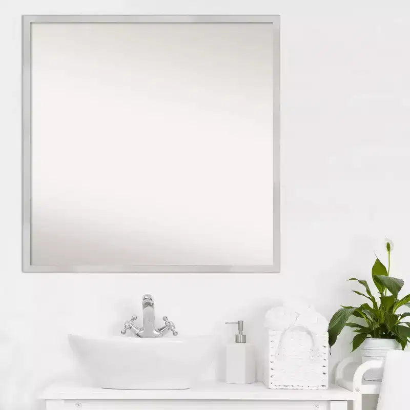 Miroir mural carré moderne en bois argenté Svelte de 28 po x 28 po d'Amanti Art, avec accessoires de fixation inclus