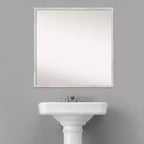 Miroir mural carré moderne en bois argenté Svelte de 28 po x 28 po d'Amanti Art, avec accessoires de fixation inclus