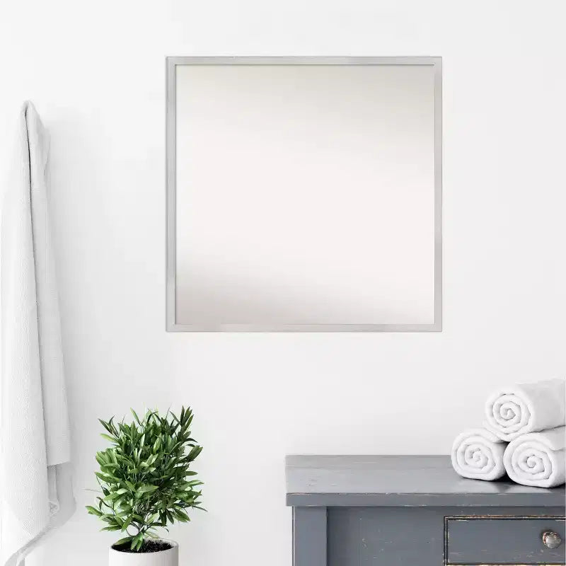 Miroir mural carré moderne en bois argenté Svelte de 28 po x 28 po d'Amanti Art, avec accessoires de fixation inclus
