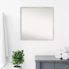 Miroir mural carré moderne en bois argenté Svelte de 28 po x 28 po d'Amanti Art, avec accessoires de fixation inclus