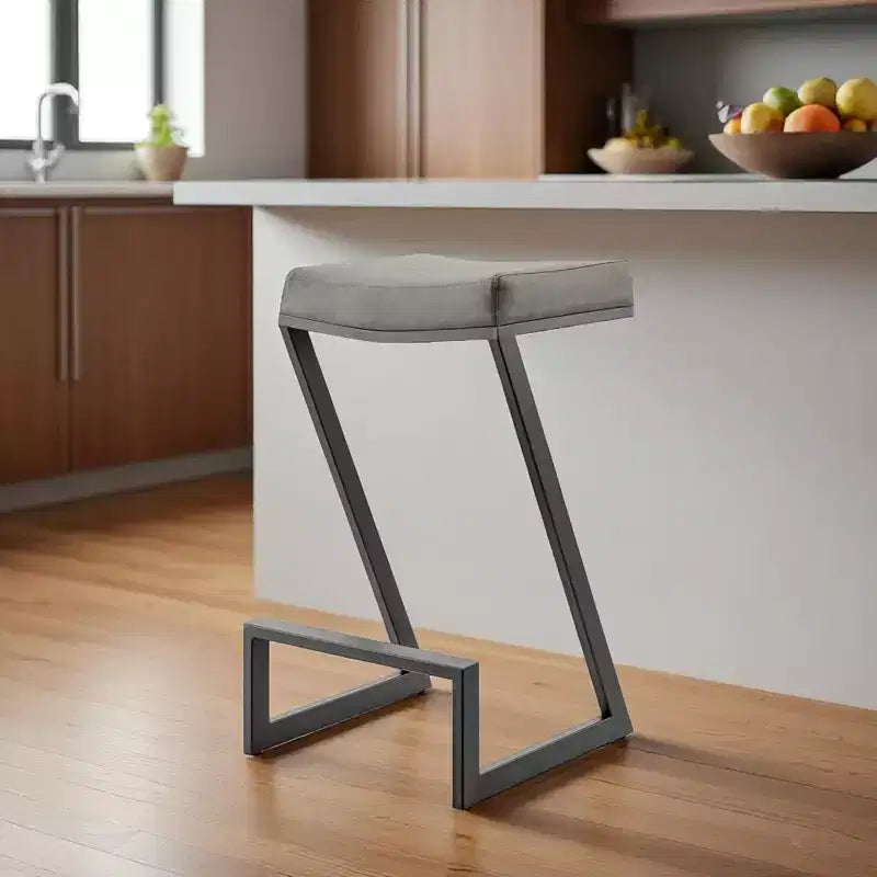 Tabouret de bar sans dossier HomeRoots 26 en similicuir gris et noir et fer forgé à hauteur de comptoir