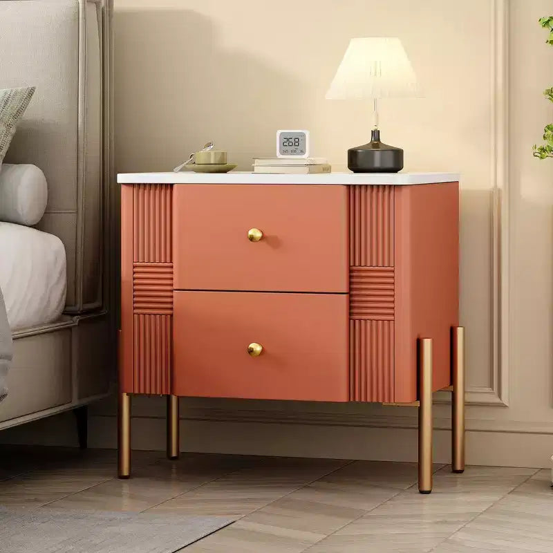 Table de Chevet Minimaliste Moderne Whisen avec 2 Tiroirs de Rangement, Poignées et Pieds en Métal Doré, Design Texturé Unique