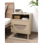 Table d'appoint en rotin avec porte décorative en rotin, petite table d'appoint avec station de charge, étagère et tiroir en bois, pour chambre à coucher, salon