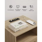 Table d'appoint en rotin avec porte décorative en rotin, petite table d'appoint avec station de charge, étagère et tiroir en bois, pour chambre à coucher, salon