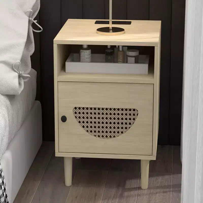 Table d'appoint en rotin avec porte décorative en rotin, petite table d'appoint avec station de charge, étagère et tiroir en bois, pour chambre à coucher, salon
