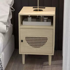 Table d'appoint en rotin avec porte décorative en rotin, petite table d'appoint avec station de charge, étagère et tiroir en bois, pour chambre à coucher, salon