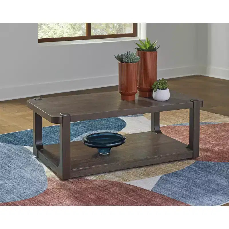 Table basse Breckington de Signature Design by Ashley – Finition en bois brun foncé avec roulettes et étagère de rangement inférieure