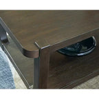Table basse Breckington de Signature Design by Ashley – Finition en bois brun foncé avec roulettes et étagère de rangement inférieure