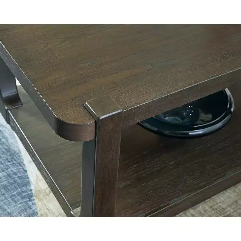 Table basse Breckington de Signature Design by Ashley – Finition en bois brun foncé avec roulettes et étagère de rangement inférieure