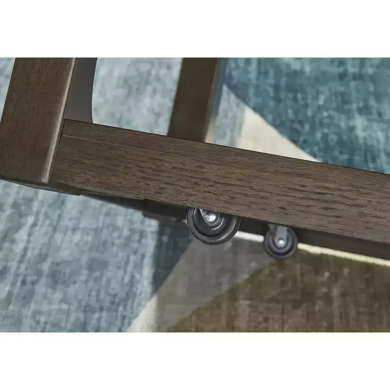 Table basse Breckington de Signature Design by Ashley – Finition en bois brun foncé avec roulettes et étagère de rangement inférieure