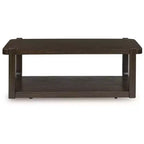 Table basse Breckington de Signature Design by Ashley – Finition en bois brun foncé avec roulettes et étagère de rangement inférieure