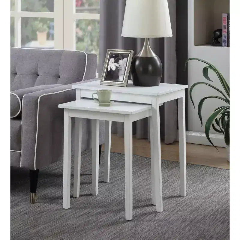 Table d'appoint à trois niveaux HomeStock Belmont avec tiroir de rangement caché, étagères ouvertes et bouton nickel parfait pour organiser les accessoires