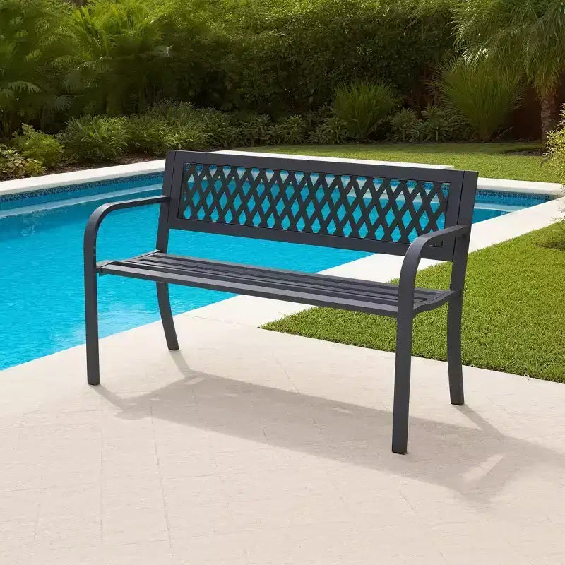Le banc Dyonery en fer forgé est fabriqué en métal massif et présente un motif géométrique ajouré, le rendant adapté aux jardins, cours et terrasses.