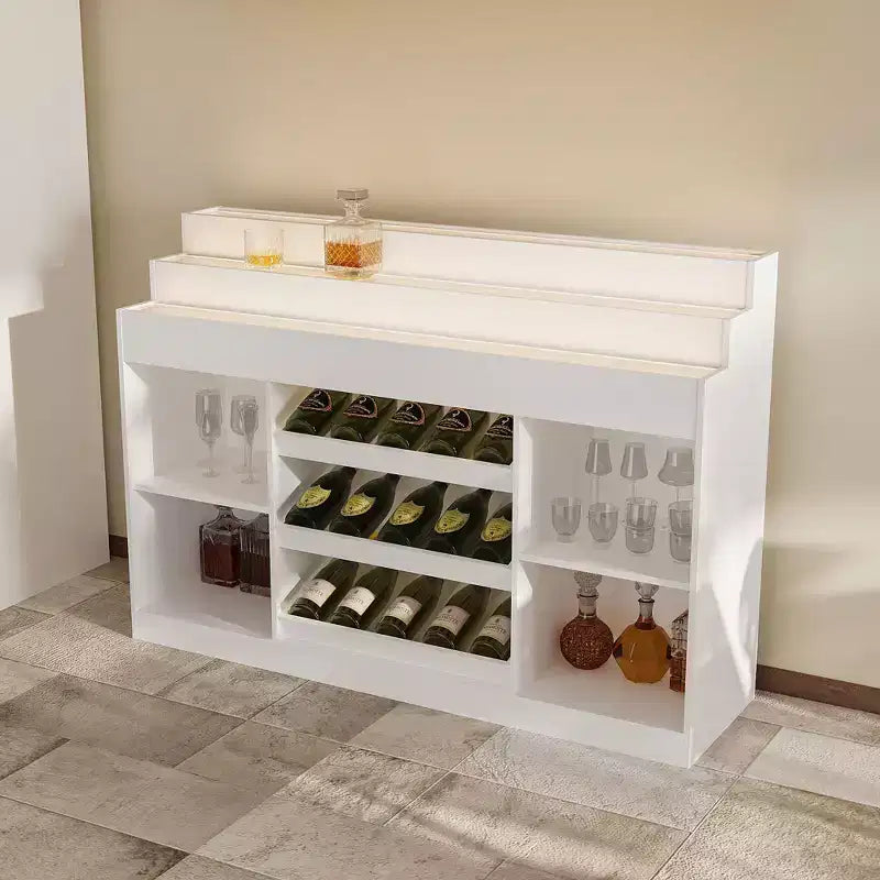Meuble bar/cave à vin multicouche blanc Famapy : comptoir en verre à motif ondulé, conception à plusieurs niveaux, rangement spacieux pour vins et spiritueux, éclairage d'ambiance