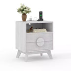 Table de Chevet Cannelée, Table de Nuit Haute en Bois avec Station de Recharge Ports USB et Prises, 2 Tiroirs et Étagère Ouverte, Table d'Appoint Moderne pour Chambre à Coucher