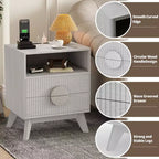 Table de Chevet Cannelée, Table de Nuit Haute en Bois avec Station de Recharge Ports USB et Prises, 2 Tiroirs et Étagère Ouverte, Table d'Appoint Moderne pour Chambre à Coucher