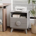 Table de Chevet Cannelée, Table de Nuit Haute en Bois avec Station de Recharge Ports USB et Prises, 2 Tiroirs et Étagère Ouverte, Table d'Appoint Moderne pour Chambre à Coucher