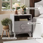 Table de Chevet Cannelée, Table de Nuit Haute en Bois avec Station de Recharge Ports USB et Prises, 2 Tiroirs et Étagère Ouverte, Table d'Appoint Moderne pour Chambre à Coucher
