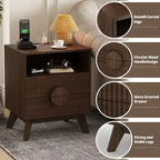 Table de Chevet Cannelée, Table de Nuit Haute en Bois avec Station de Recharge Ports USB et Prises, 2 Tiroirs et Étagère Ouverte, Table d'Appoint Moderne pour Chambre à Coucher
