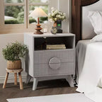 Table de Chevet Cannelée, Table de Nuit Haute en Bois avec Station de Recharge Ports USB et Prises, 2 Tiroirs et Étagère Ouverte, Table d'Appoint Moderne pour Chambre à Coucher
