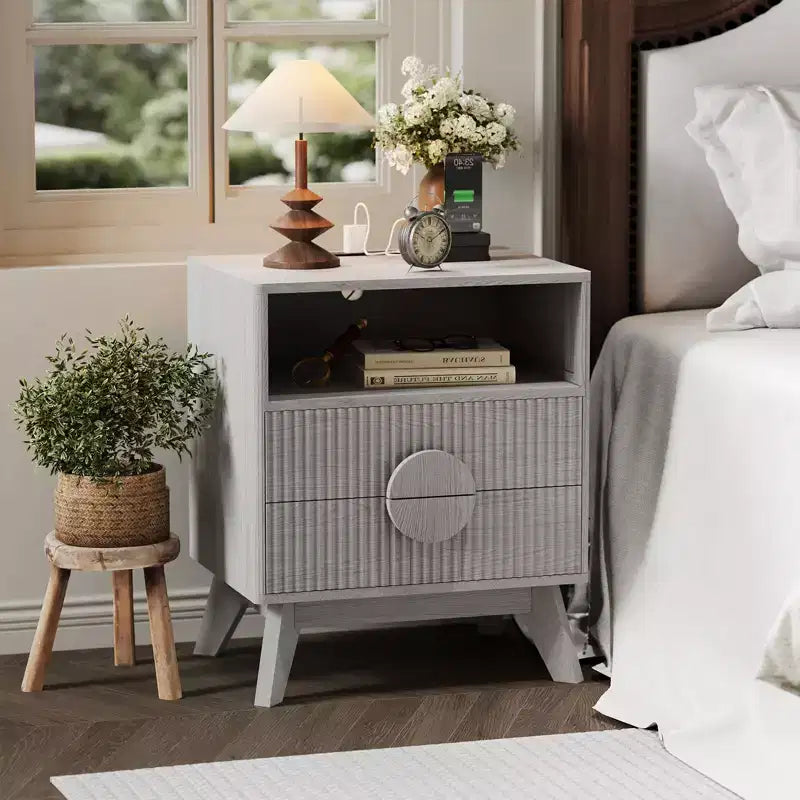 Table de Chevet Cannelée, Table de Nuit Haute en Bois avec Station de Recharge Ports USB et Prises, 2 Tiroirs et Étagère Ouverte, Table d'Appoint Moderne pour Chambre à Coucher