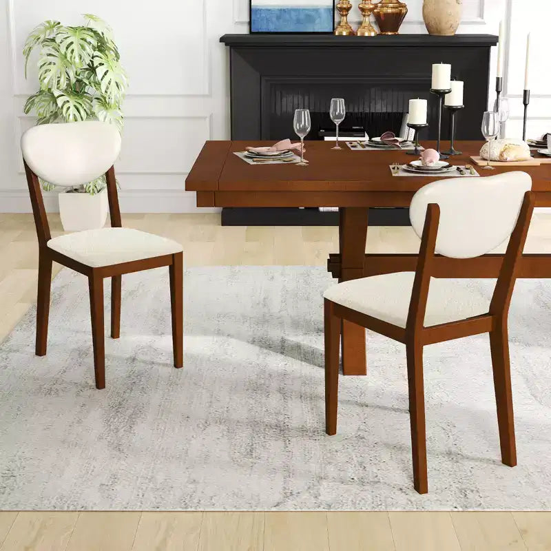 Lot de 4 chaises de salle à manger Costway en fausse fourrure avec pieds en bois d'hévéa, assise et dossier rembourrés