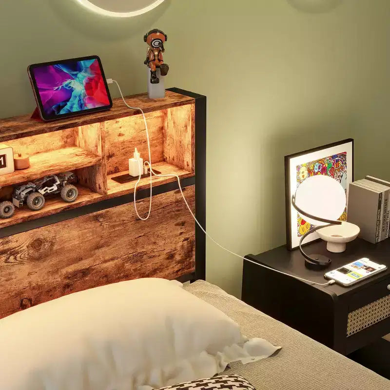 Cadre de lit plateforme moderne double GDFStudio Kian en métal avec tête de lit de rangement, station de charge et lumières LED