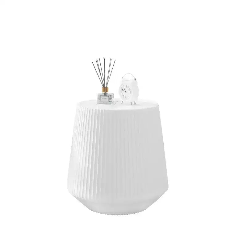 Table d'appoint ronde moderne avec finition en cuir PU, dessus en pierre frittée blanche, table d'appoint élégante pour le salon ou les petits espaces - Panipeachy