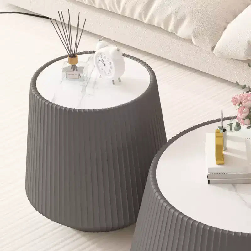 Table d'appoint ronde moderne avec finition en cuir PU, dessus en pierre frittée blanche, table d'appoint élégante pour le salon ou les petits espaces - Panipeachy