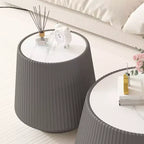 Table d'appoint ronde moderne avec finition en cuir PU, dessus en pierre frittée blanche, table d'appoint élégante pour le salon ou les petits espaces - Panipeachy