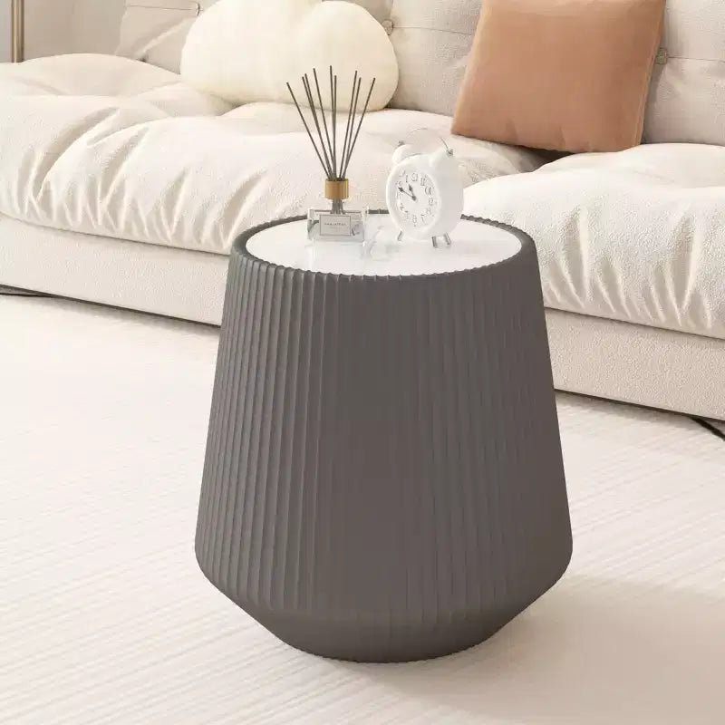 Table d'appoint ronde moderne avec finition en cuir PU, dessus en pierre frittée blanche, table d'appoint élégante pour le salon ou les petits espaces - Panipeachy