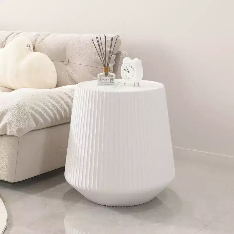 Table d'appoint ronde moderne avec finition en cuir PU, dessus en pierre frittée blanche, table d'appoint élégante pour le salon ou les petits espaces - Panipeachy