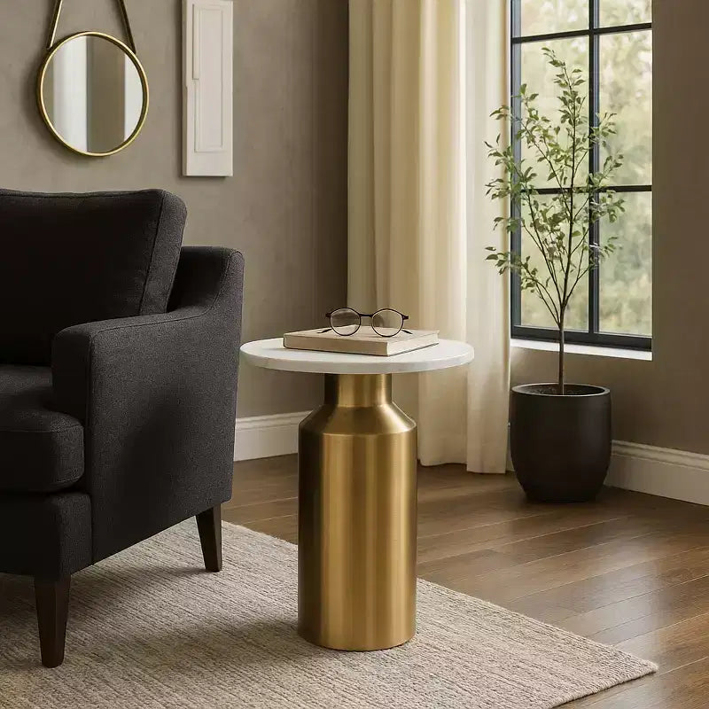 Table d'appoint moderne pour la décoration intérieure – Dessus rond en marbre avec piédestal – Petite table de 22 po, or et blanc