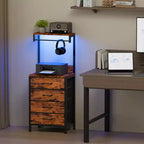 Table de chevet moderne marron avec lumières LED, station de recharge, ports USB, 4 tiroirs en tissu, 4 étagères de rangement, table d'appoint haute.