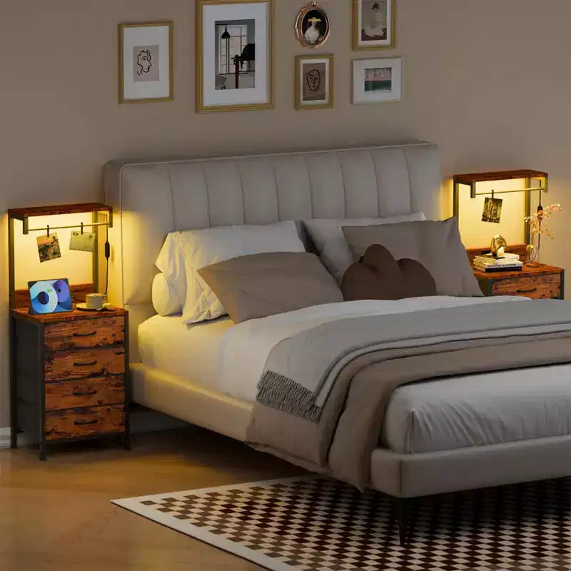 Table de chevet moderne marron avec lumières LED, station de recharge, ports USB, 4 tiroirs en tissu, 4 étagères de rangement, table d'appoint haute.