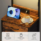 Table de chevet moderne marron avec lumières LED, station de recharge, ports USB, 4 tiroirs en tissu, 4 étagères de rangement, table d'appoint haute.