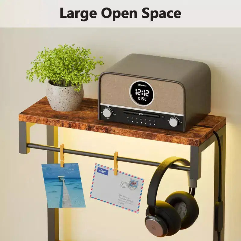 Table de chevet moderne marron avec lumières LED, station de recharge, ports USB, 4 tiroirs en tissu, 4 étagères de rangement, table d'appoint haute.