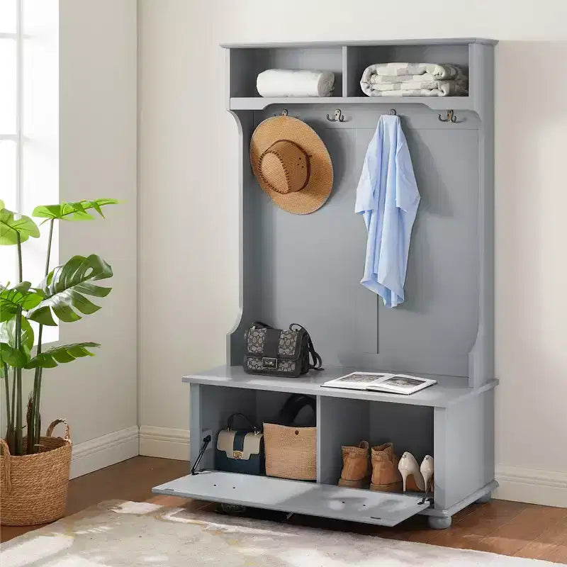 Meuble d'entrée avec banc porte-chaussures, patères et étagères ouvertes pour le rangement et l'organisation de l'entrée