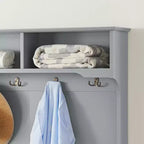 Meuble d'entrée avec banc porte-chaussures, patères et étagères ouvertes pour le rangement et l'organisation de l'entrée