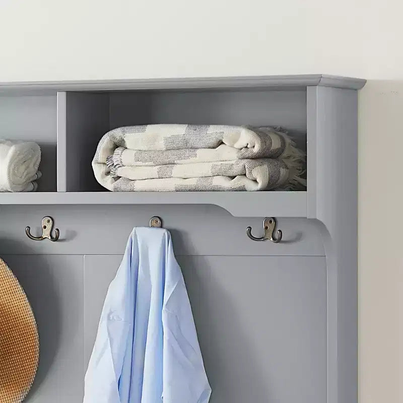 Meuble d'entrée avec banc porte-chaussures, patères et étagères ouvertes pour le rangement et l'organisation de l'entrée
