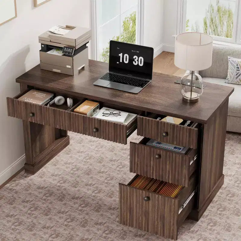 Bureau de direction moderne cannelé 54" - Table d'ordinateur en bois avec tiroirs de classement, armoire de rangement et station de charge - Pour bureau à domicile ou petits espaces