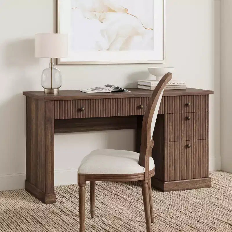 Bureau de direction moderne cannelé 54" - Table d'ordinateur en bois avec tiroirs de classement, armoire de rangement et station de charge - Pour bureau à domicile ou petits espaces