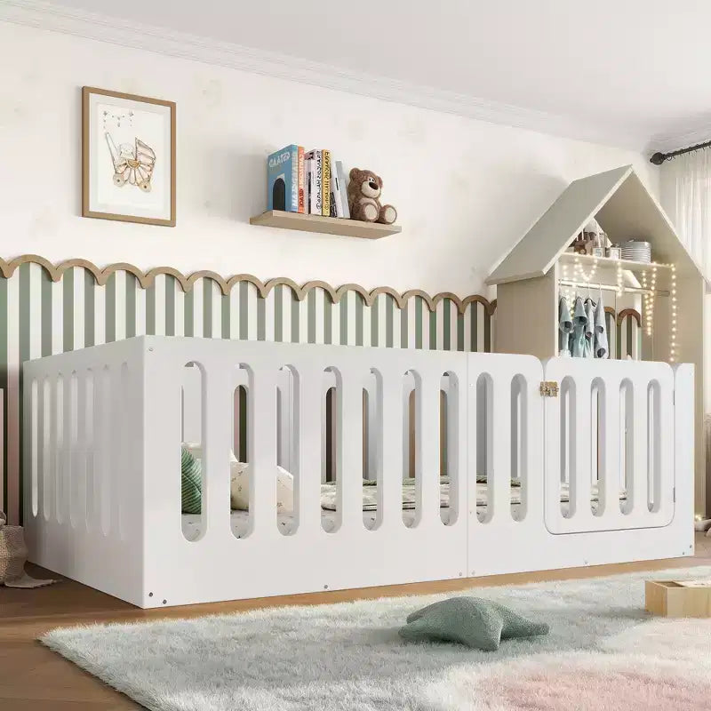Lit au sol Montessori une place avec barrière haute et porte, lit pour enfant en bois massif, design à profil bas, blanc