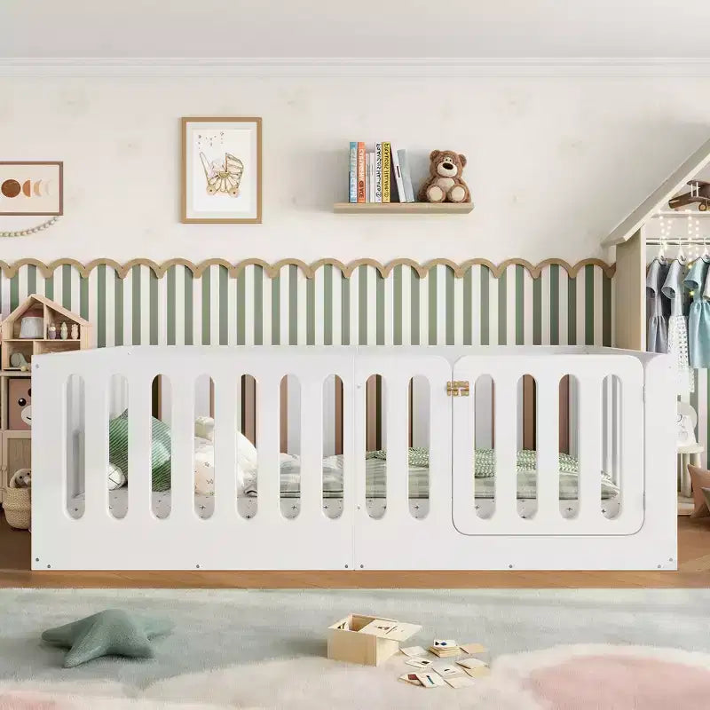 Lit au sol Montessori une place avec barrière haute et porte, lit pour enfant en bois massif, design à profil bas, blanc