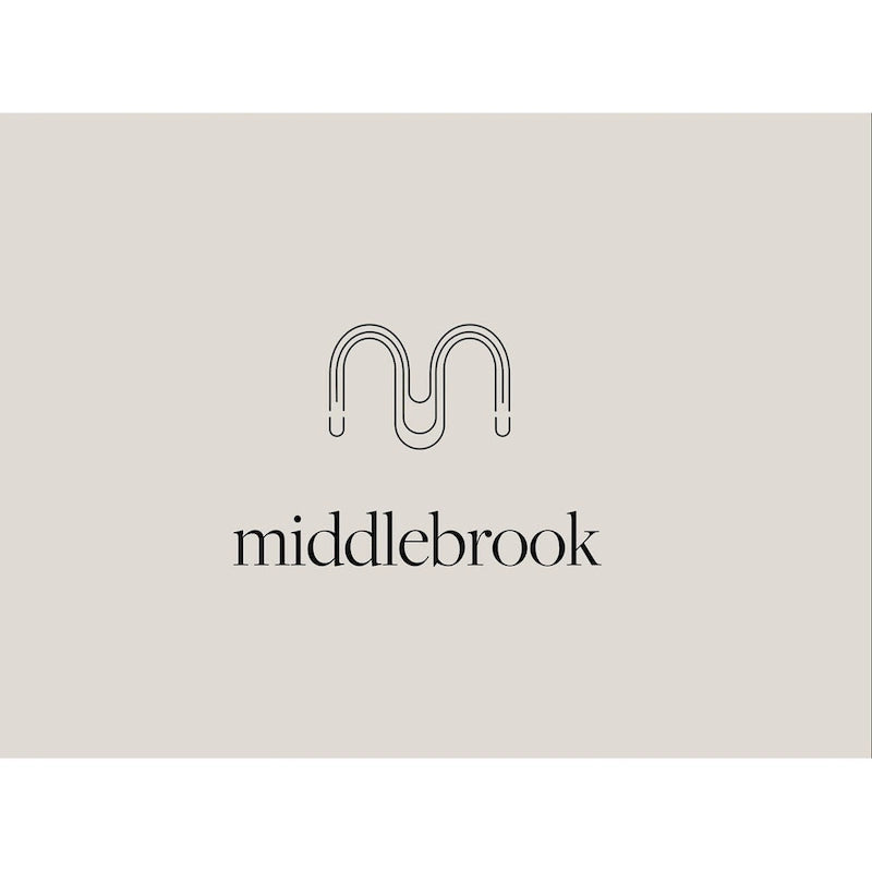 Meuble TV en bois massif de style Mid-Century Middlebrook de 70 po