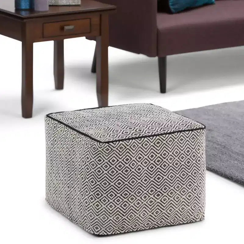 Pouf d'inspiration marocaine WyndenHall Dougan Square en coton noir/naturel : Rembourré, aucun assemblage, nettoyer les taches.