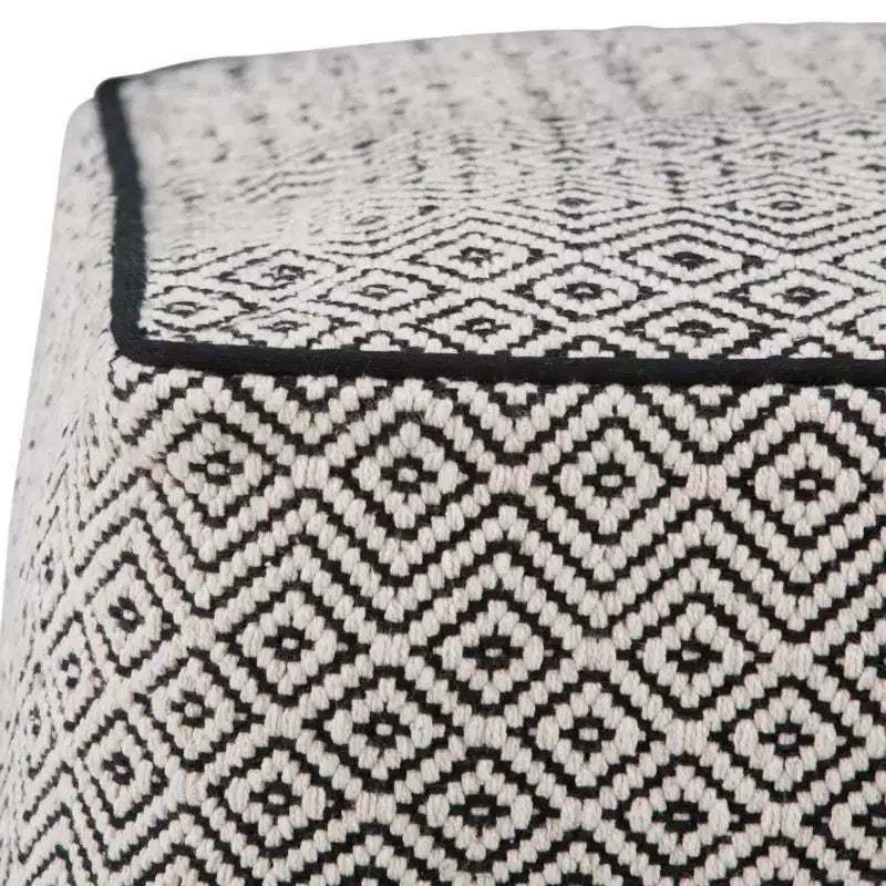 Pouf d'inspiration marocaine WyndenHall Dougan Square en coton noir/naturel : Rembourré, aucun assemblage, nettoyer les taches.